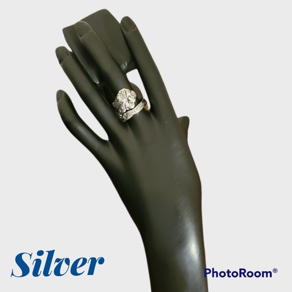 boutique Jewelry - NEW LILY FLOWER SPOON RING SZ 8